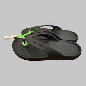 Crocs Classic Flip V2 Black Unisex Flip Flops Comfort Everyday Men’s 6 Women’s 8